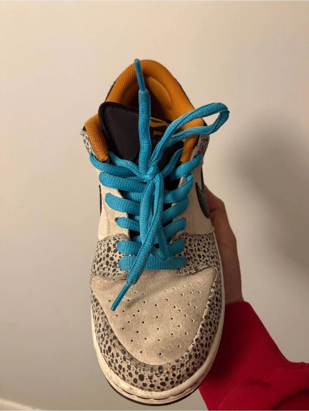 Nike Kids Low-Top Sneaker in Beige with Black Swoosh and Turquoise Laces - Picture 2 of 5